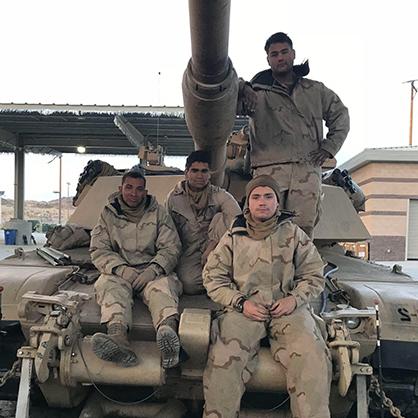 24岁的安德鲁·加塔奥拉(前)和他的同事们在他作为坦克指挥官的第一次训练演习后. 