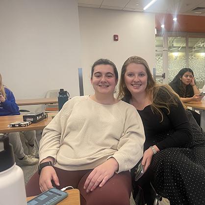 24岁的Allison Mahr(左)和25岁的Sydney Altieri在模拟联合国课堂上.