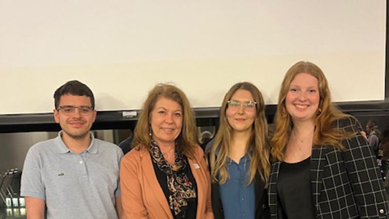 24岁的Allison Mahr(左)和她的同伴们在马萨诸塞大学阿默斯特分校的一次会议上. 